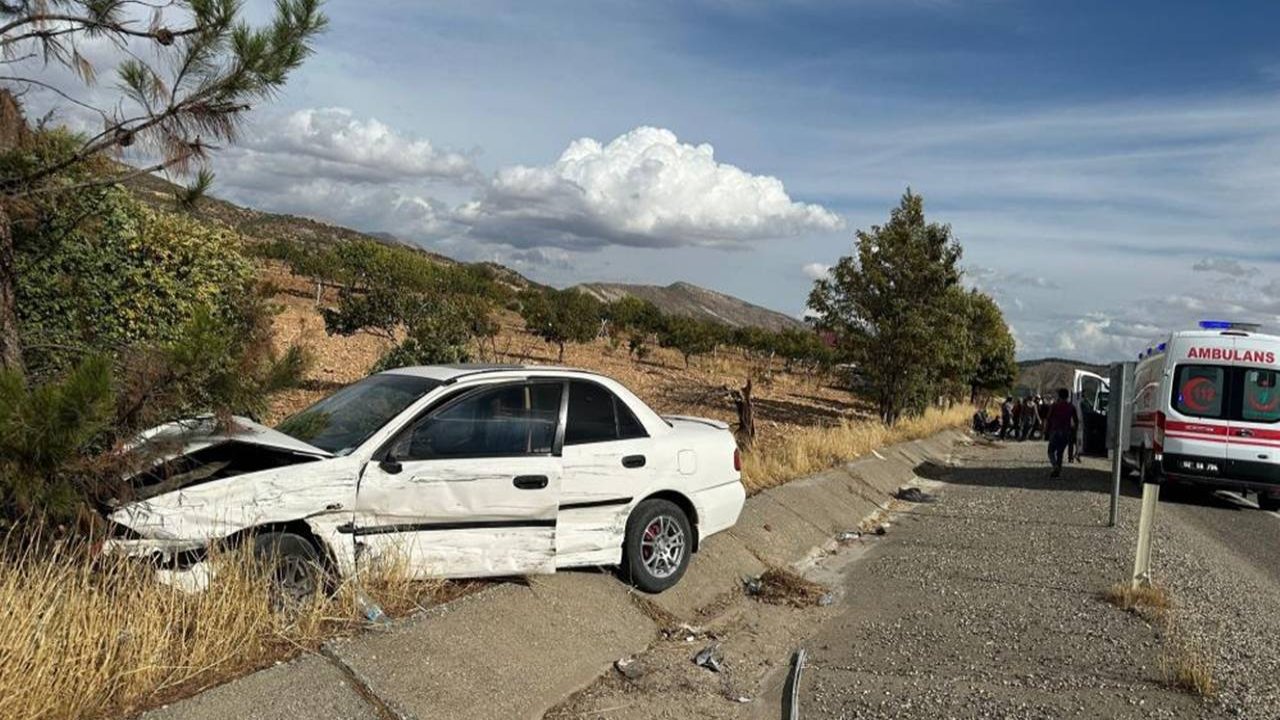 Adıyaman’da otomobil ile ticari araç çarpıştı: 3 yaralı