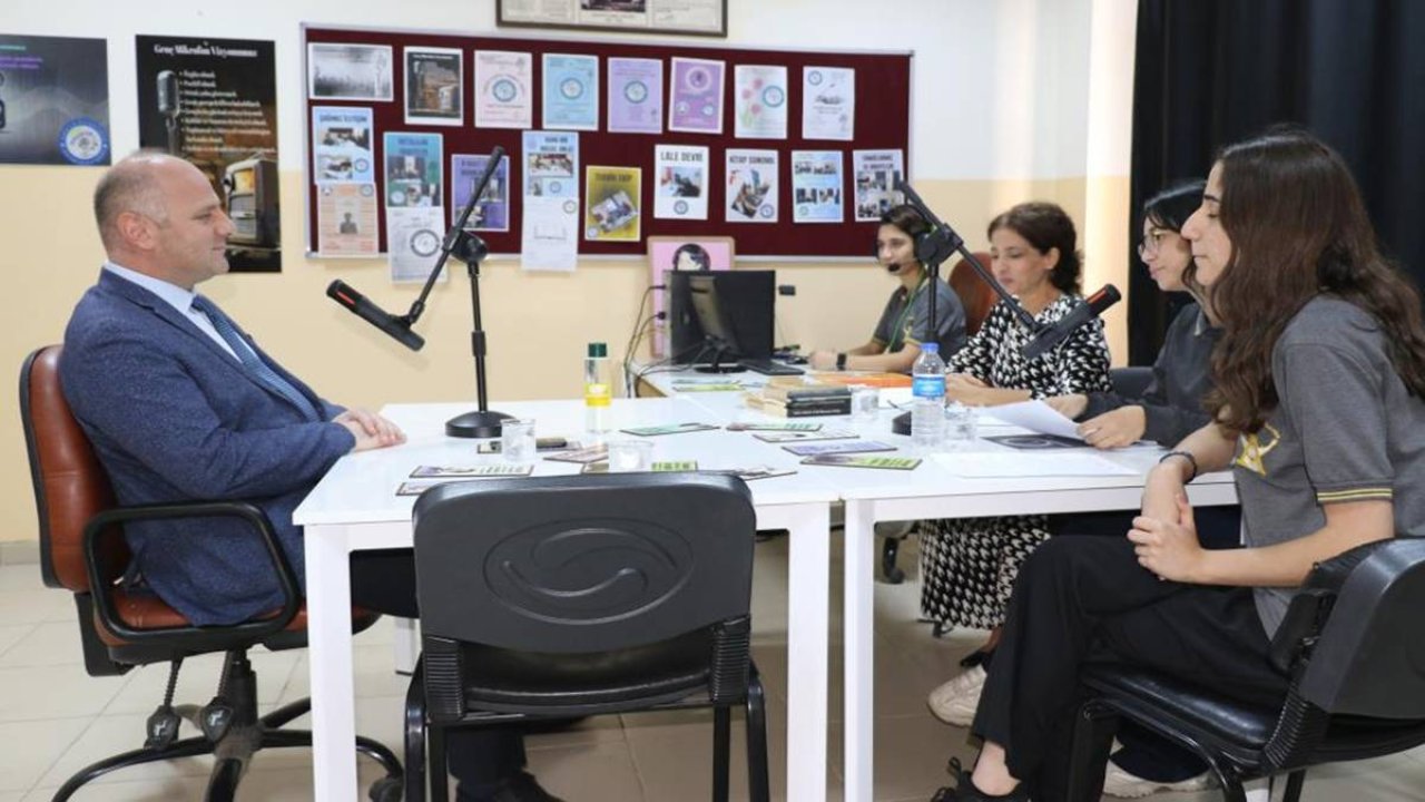 Diyarbakır’daki lisede radyo kuruldu: Öğrenciler mikrofonda