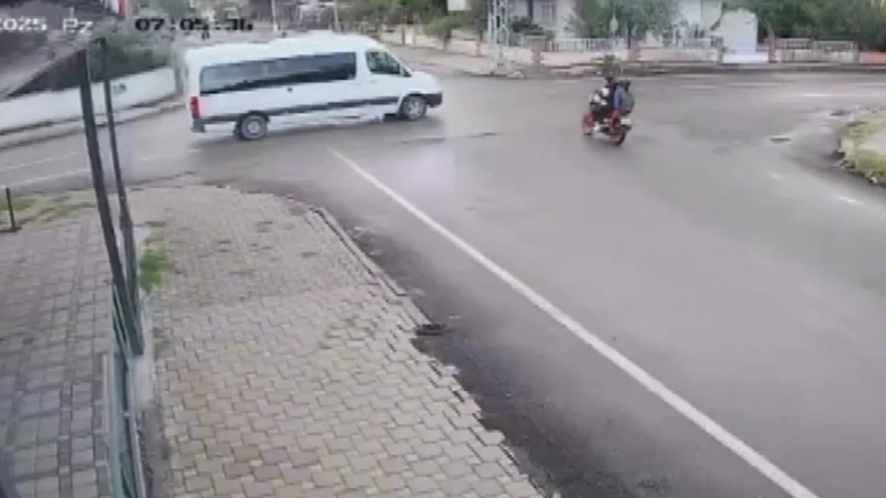 Öğrenci servisi ile motosiklet çarpıştı: 1 ölü, 1 yaralı