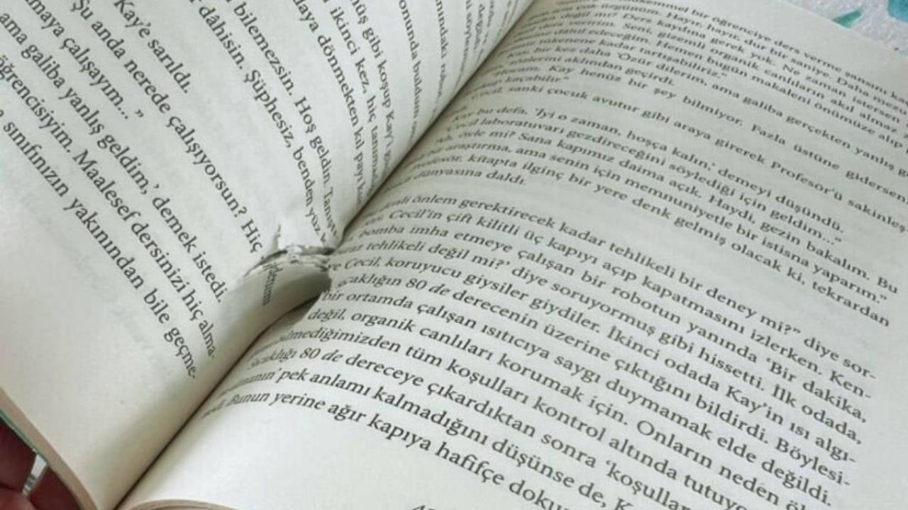 Kitap Fuarı’nda şok olay: Kitaba mermi yerleştirildi
