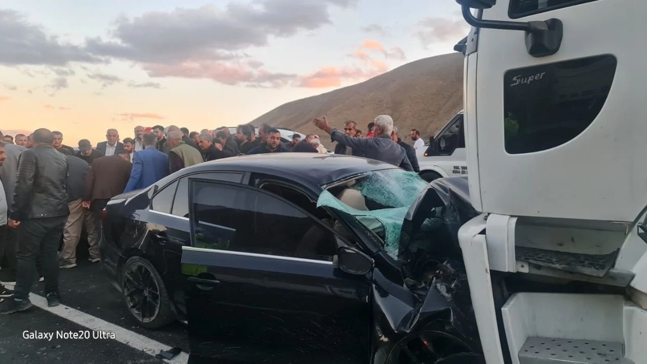 Korkunç çarpışma: Otomobil tankere çarptı, 2 ölü