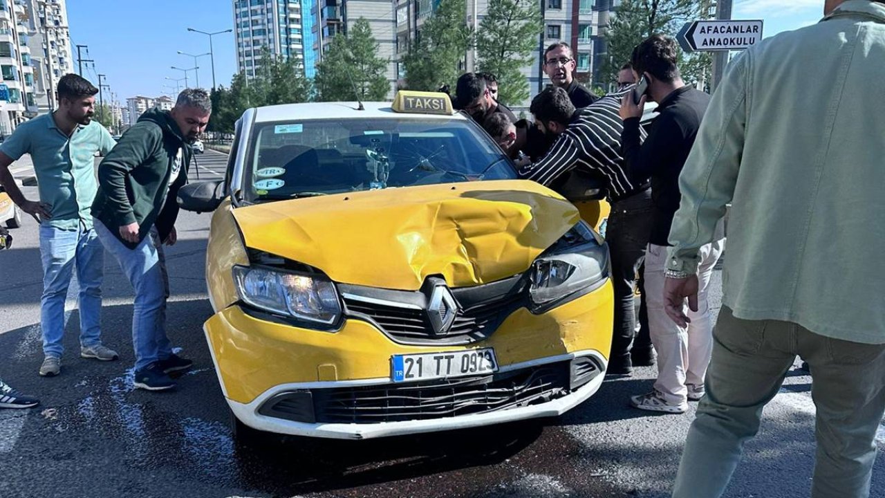 Diyarbakır’da taksi ile otomobil çarpıştı: 1’i çocuk 2 yaralı
