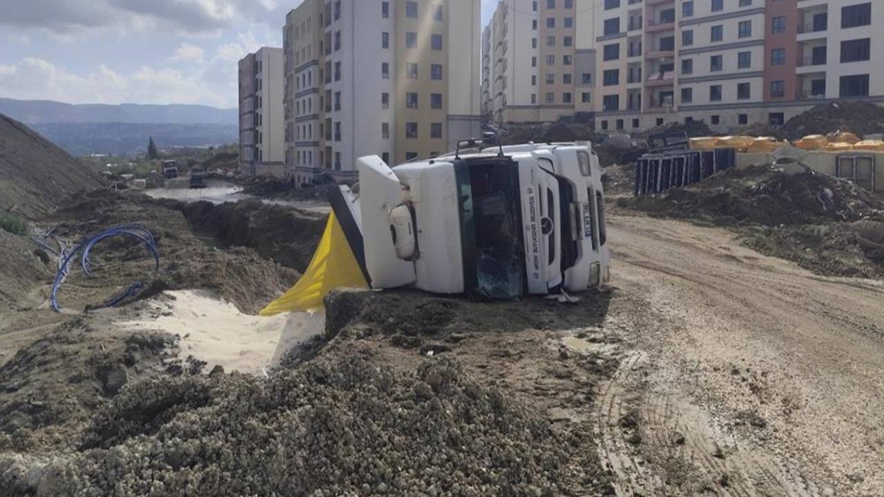 Hatay’da kum yüklü kamyon devrilerek yan yattı