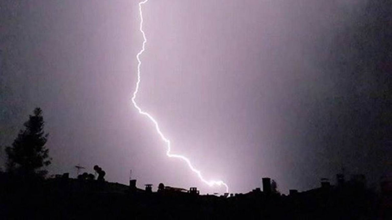 Elazığ’da yıldırım düştü: Sürü sahibi yaralandı