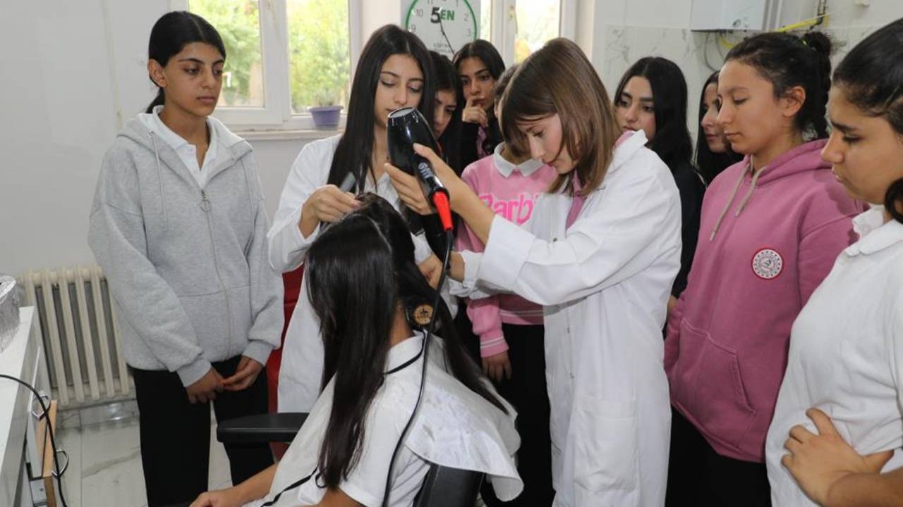 Diyarbakır’da liseli kızlar meslek öğrenerek harçlık kazanıyor