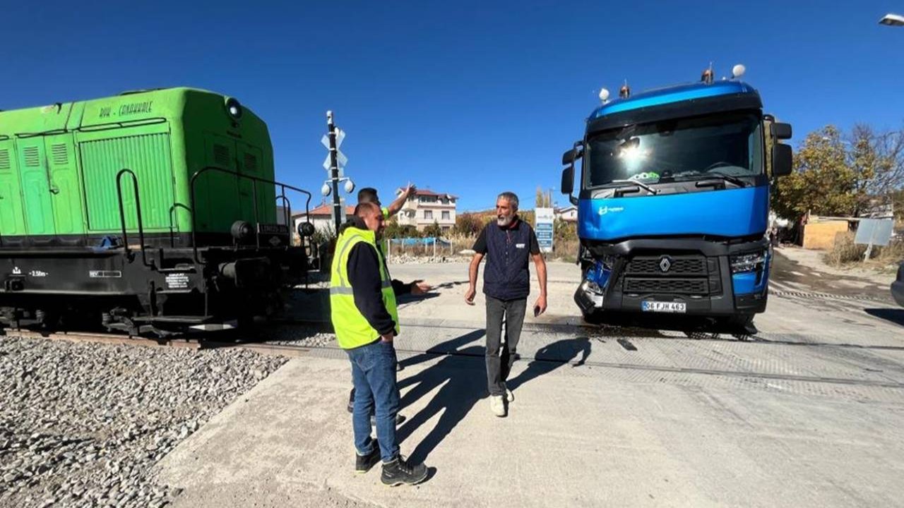 Malatya’da yük treni tıra çarptı