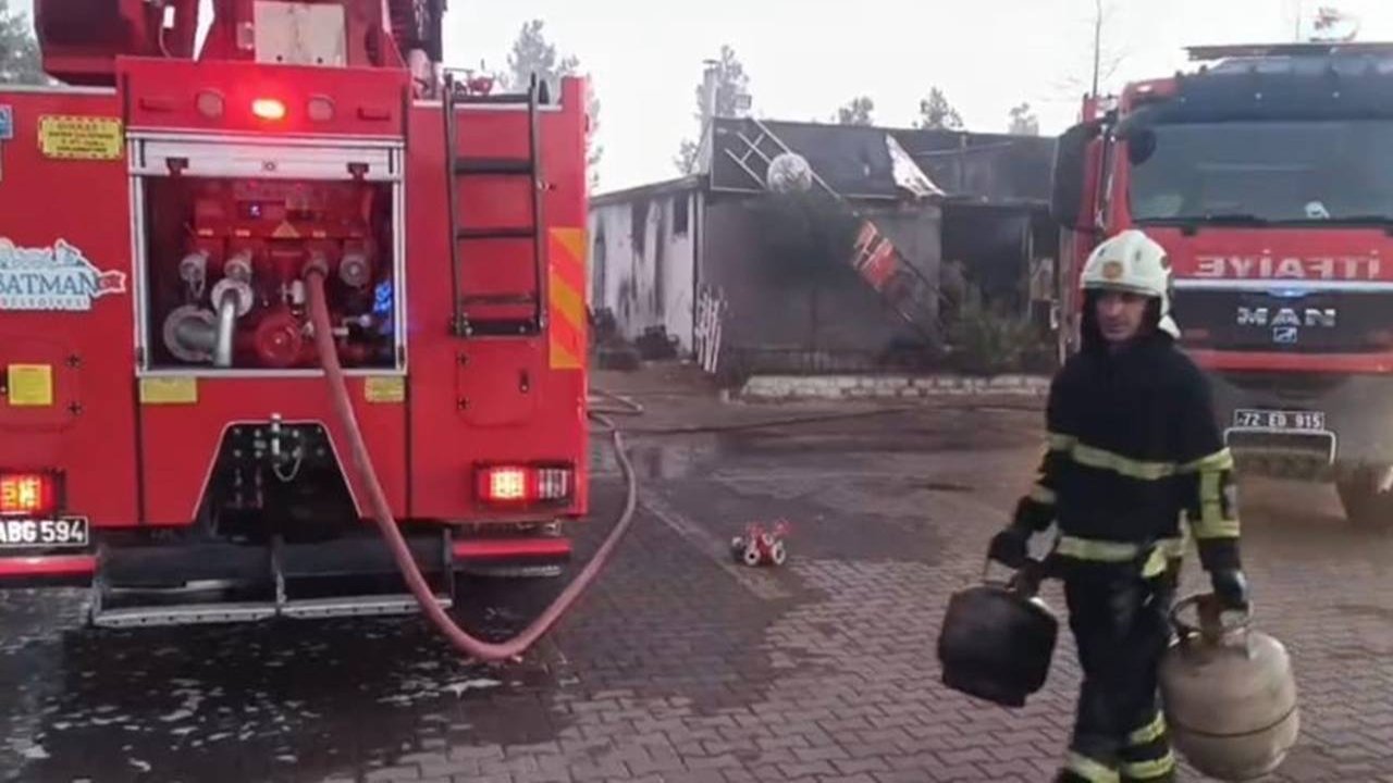 Diyarbakır-Batman karayolunda restoran yangını: Tüpler son anda çıkarıldı