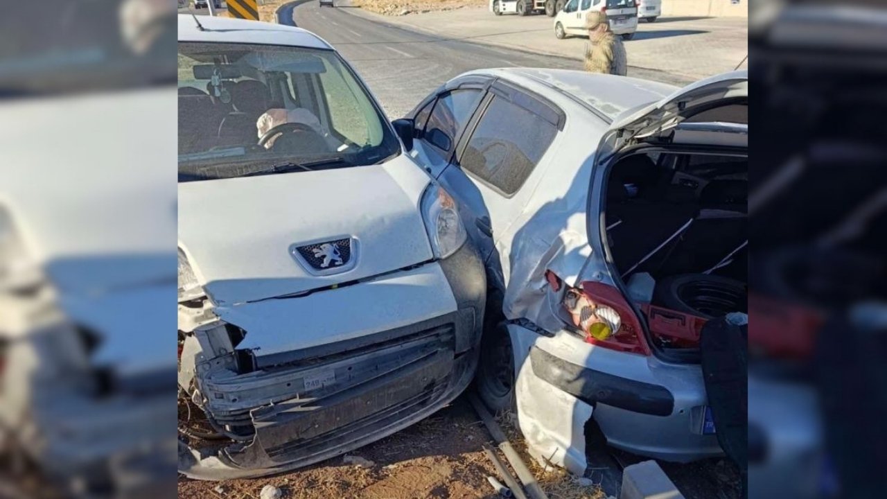 Siirt’te hafif ticari araç ile otomobil çarpıştı