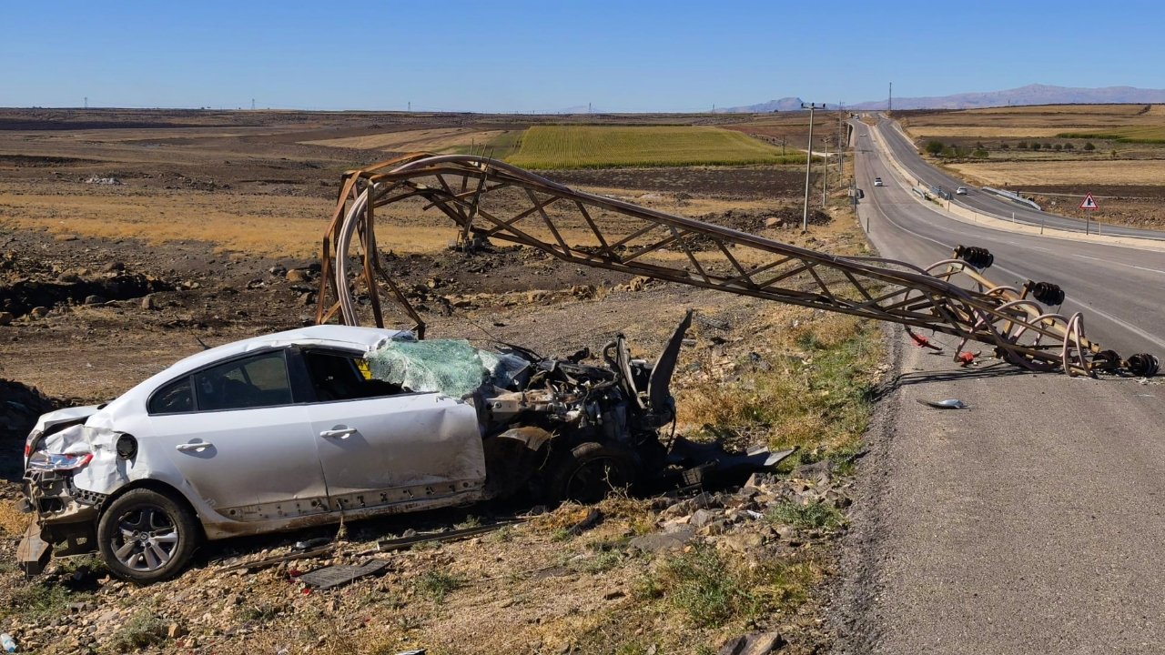Siverek’te otomobil elektrik direğine çarptı: 1 yaralı