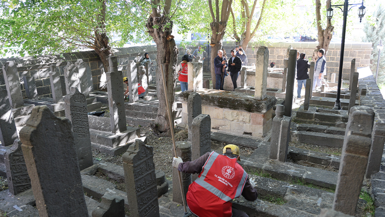 Diyarbakır’da tarihi mezar taşları kimliklendiriliyor
