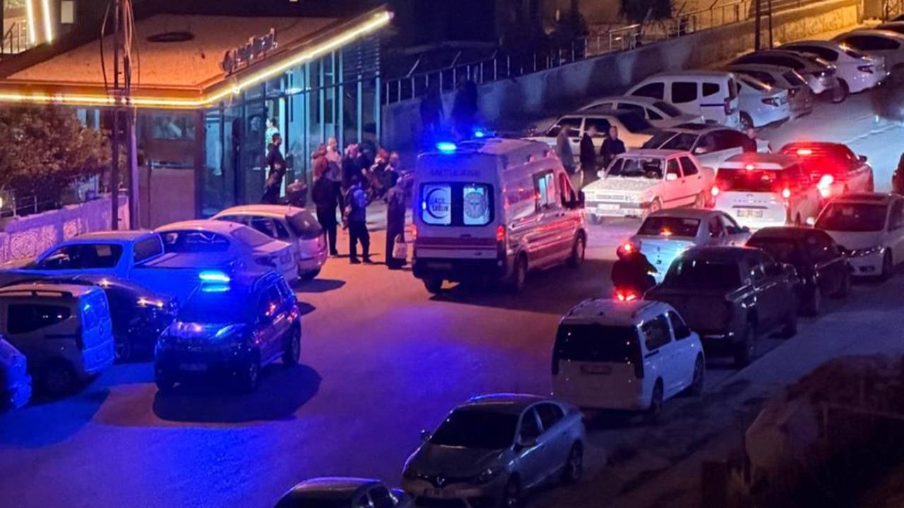 Otomobil yayalara çarptı, sürücü olay yerinden kaçtı