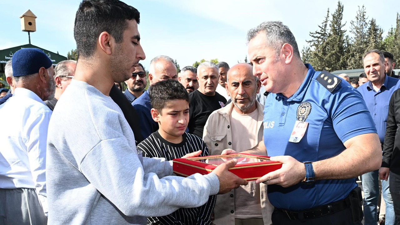 Şanlıurfa’da kalp krizi geçiren polis memuru son yolculuğuna uğurlandı