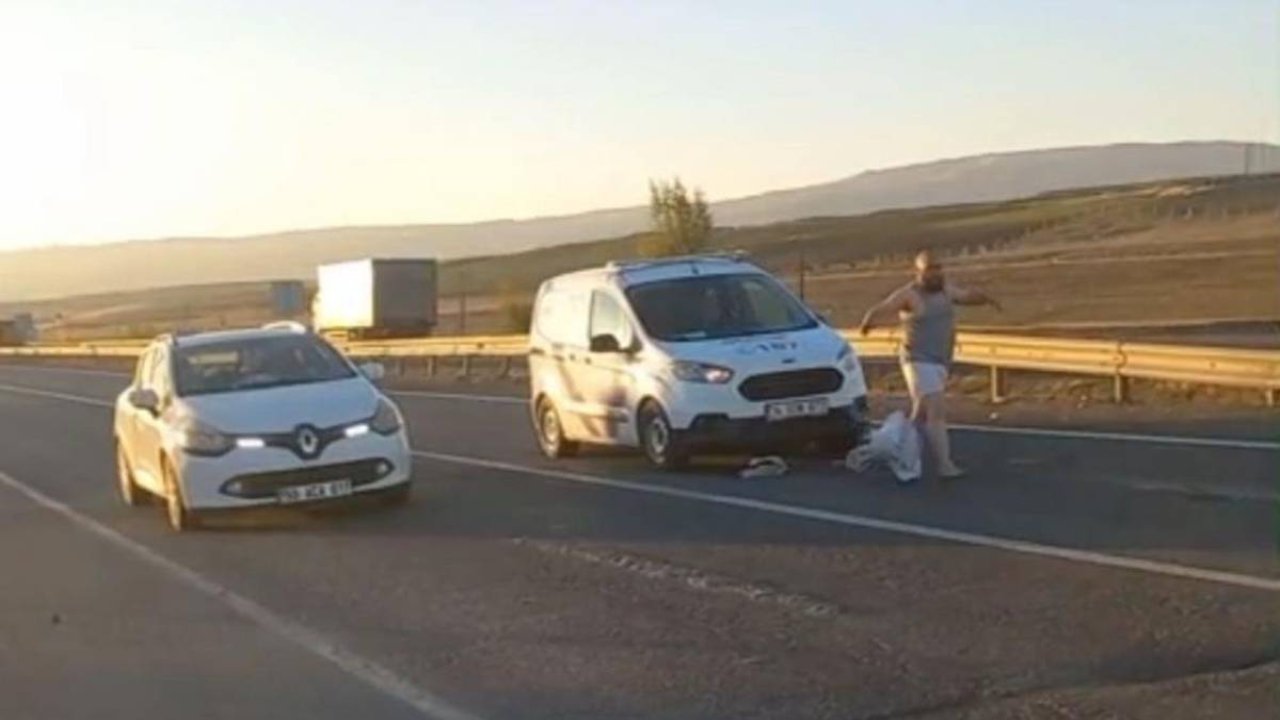 Giysilerini çıkarıp araçların üzerine atladı, camları kırdı