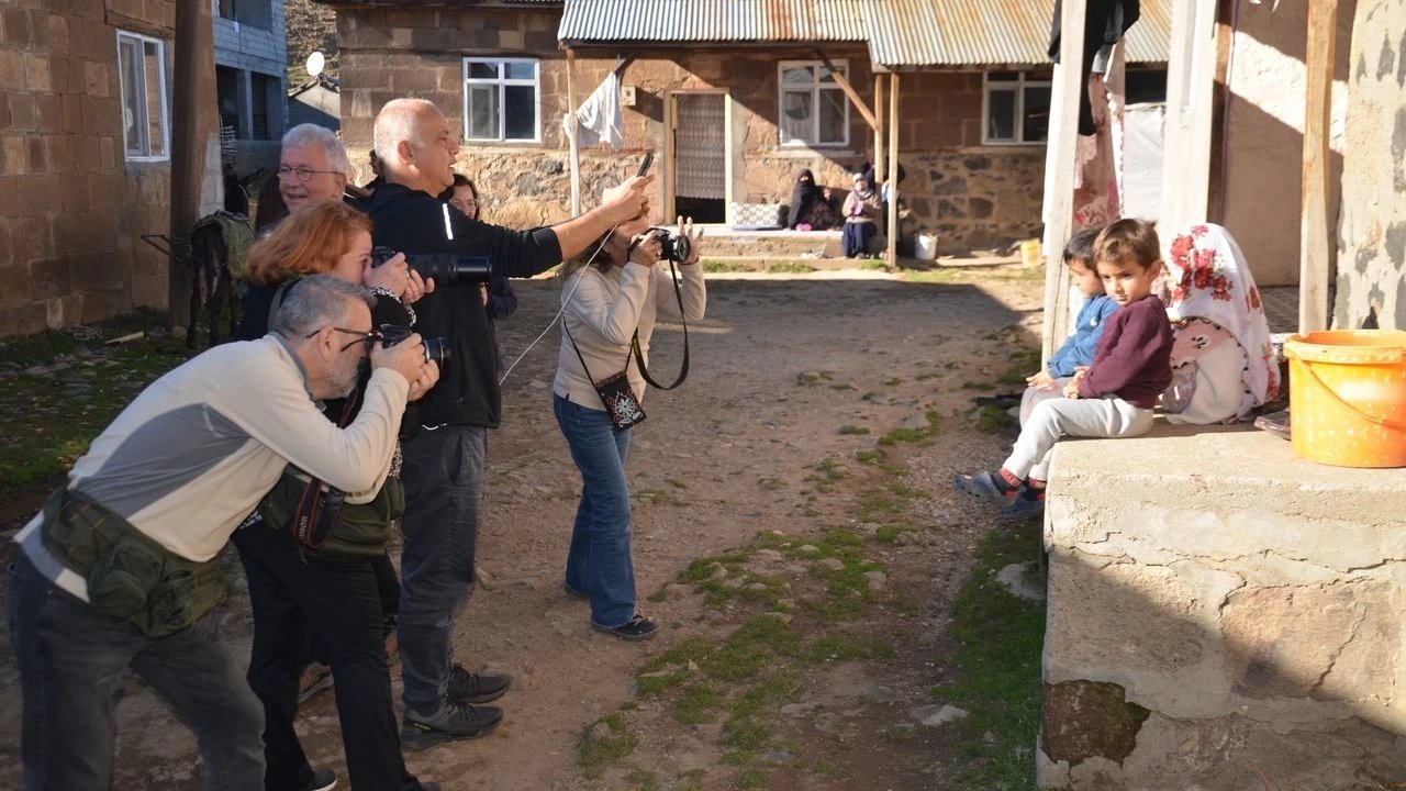 Farklı şehirlerden gelen fotoğrafçılar Muş’u görüntüledi