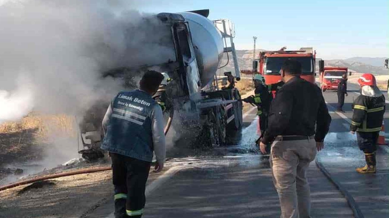 Beton mikseri seyir halinde alev aldı