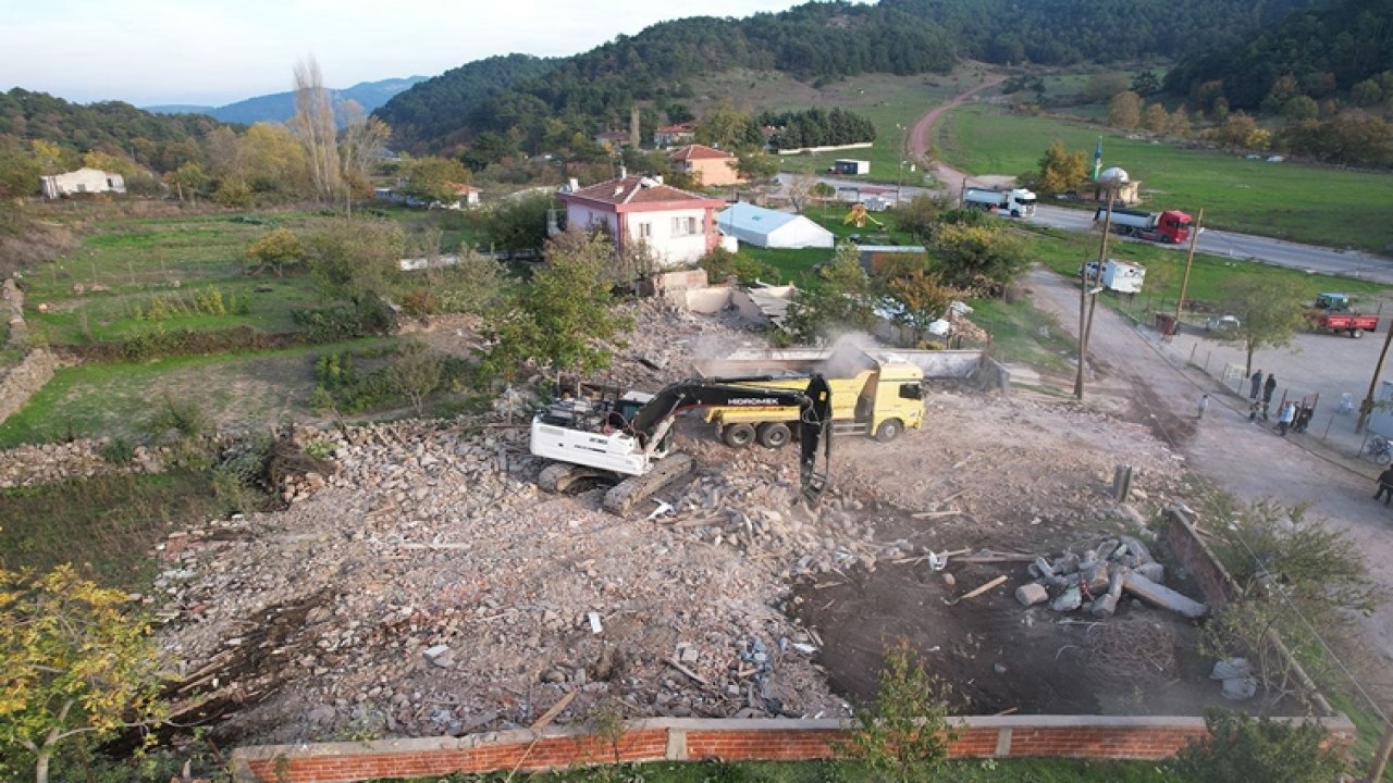 Balıkesir Sındırgı’da yıkım başladı