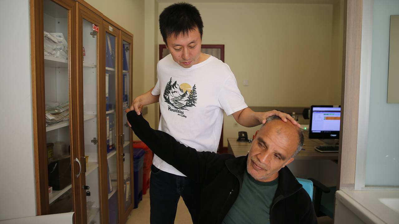 Çin’li doktor Siirt Eruh’ta şifa dağıtıyor