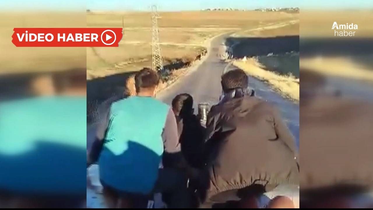 Diyarbakır’da yolu çekerken traktörün altında kaldılar