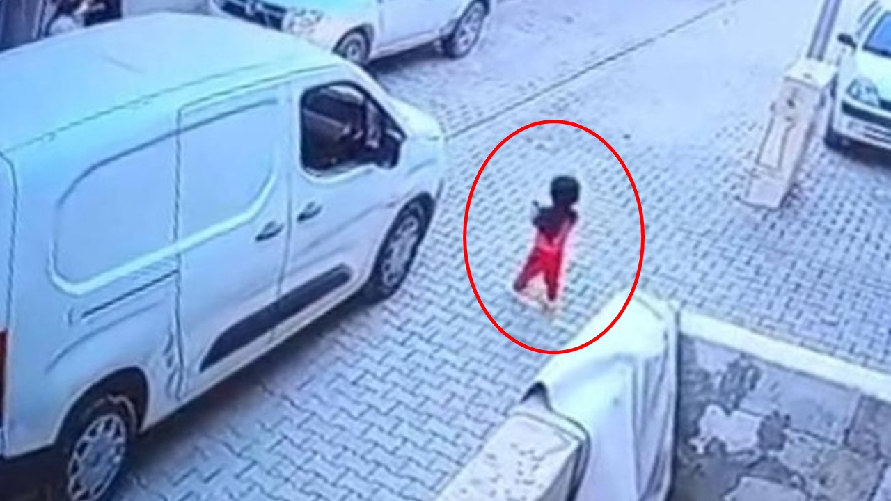 2 yaşındaki çocuk kargo aracının altında kalarak can verdi