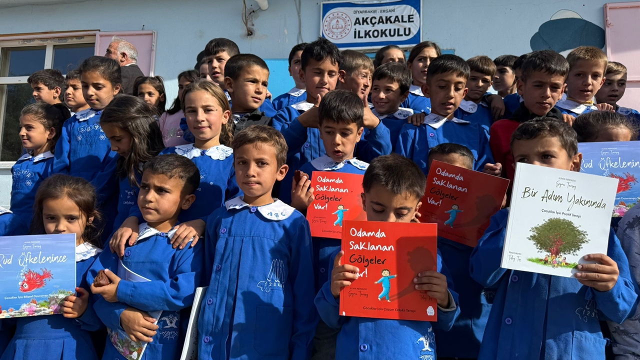 Diyarbakırlı Psikologdan köyündeki çocuklara anlamlı hediye