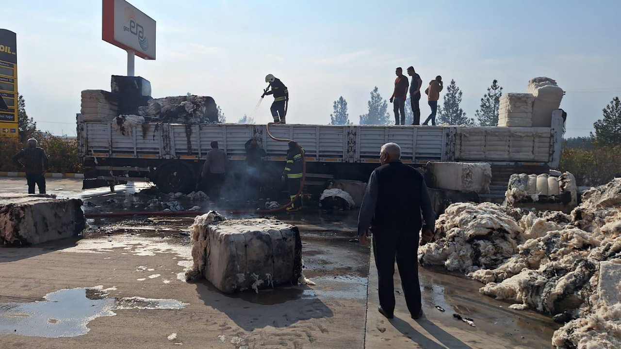 Diyarbakır'da pamuk yüklü tırda yangın