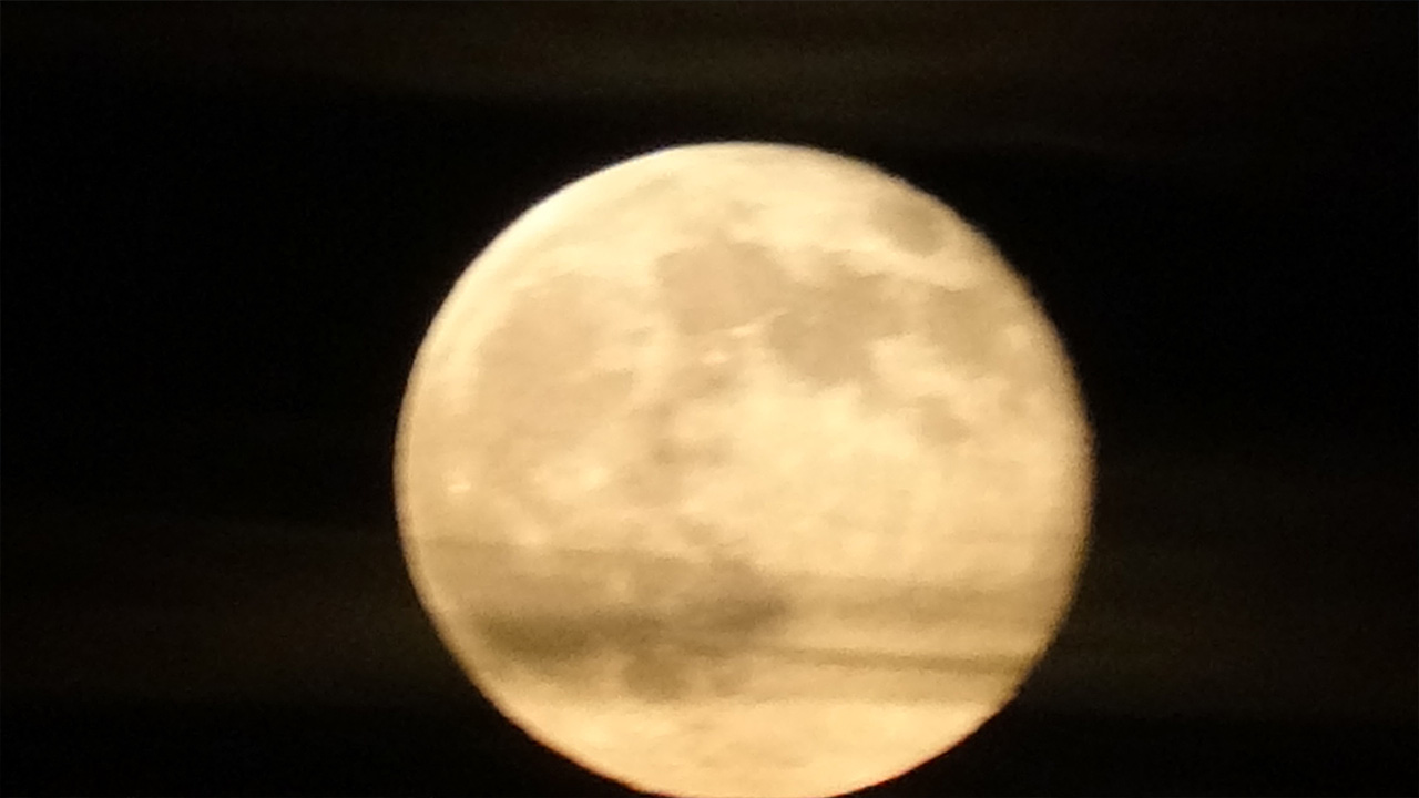 Van’da şişkin ay görsel şölen sundu