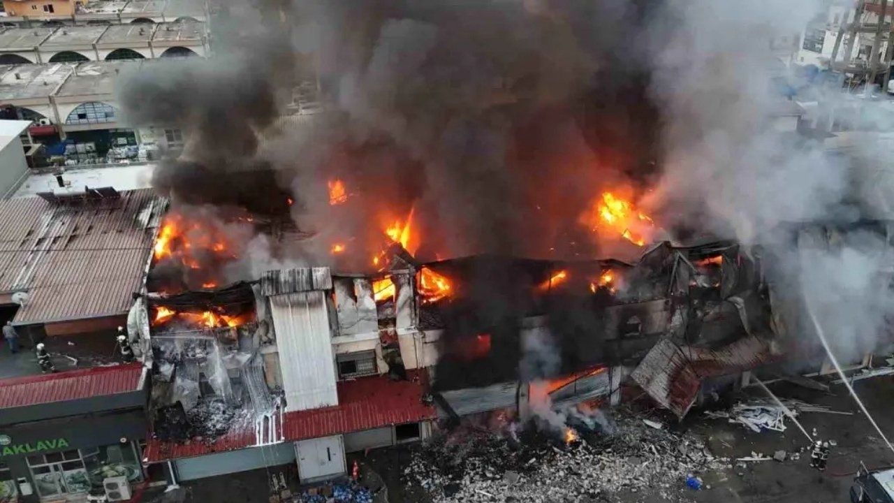 Adana’da hırdavatçıda çıkan yayıldı: TOMA da destek veriyor
