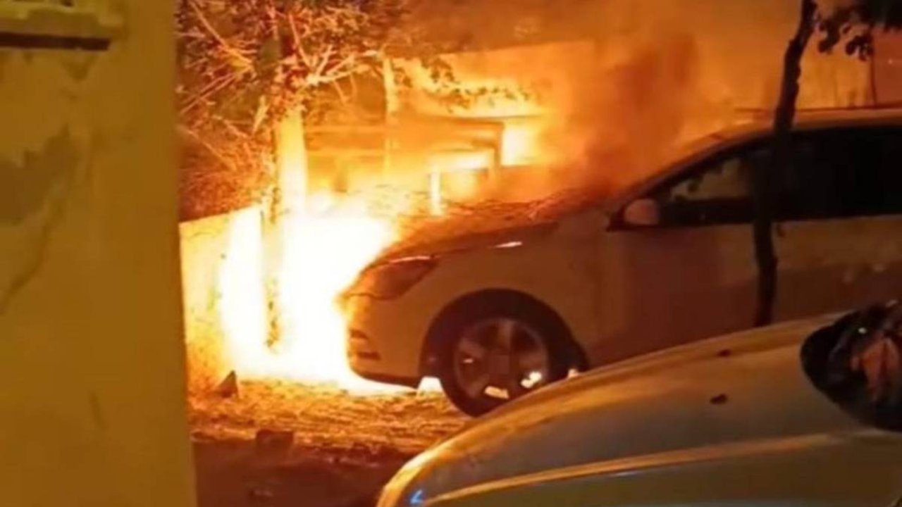 Batman’da park halindeki araç alevlere teslim oldu