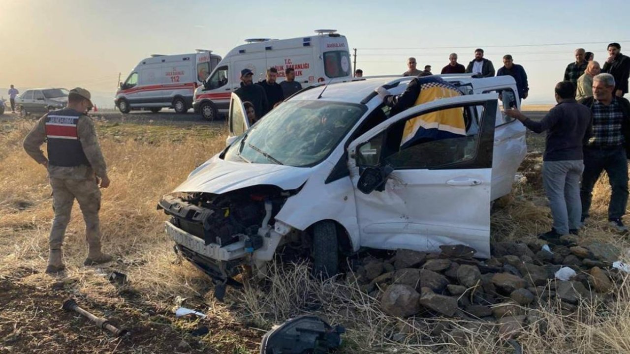 Elazığ-Bingöl yolunda hafif ticari araç tarlaya uçtu: 3 yaralı