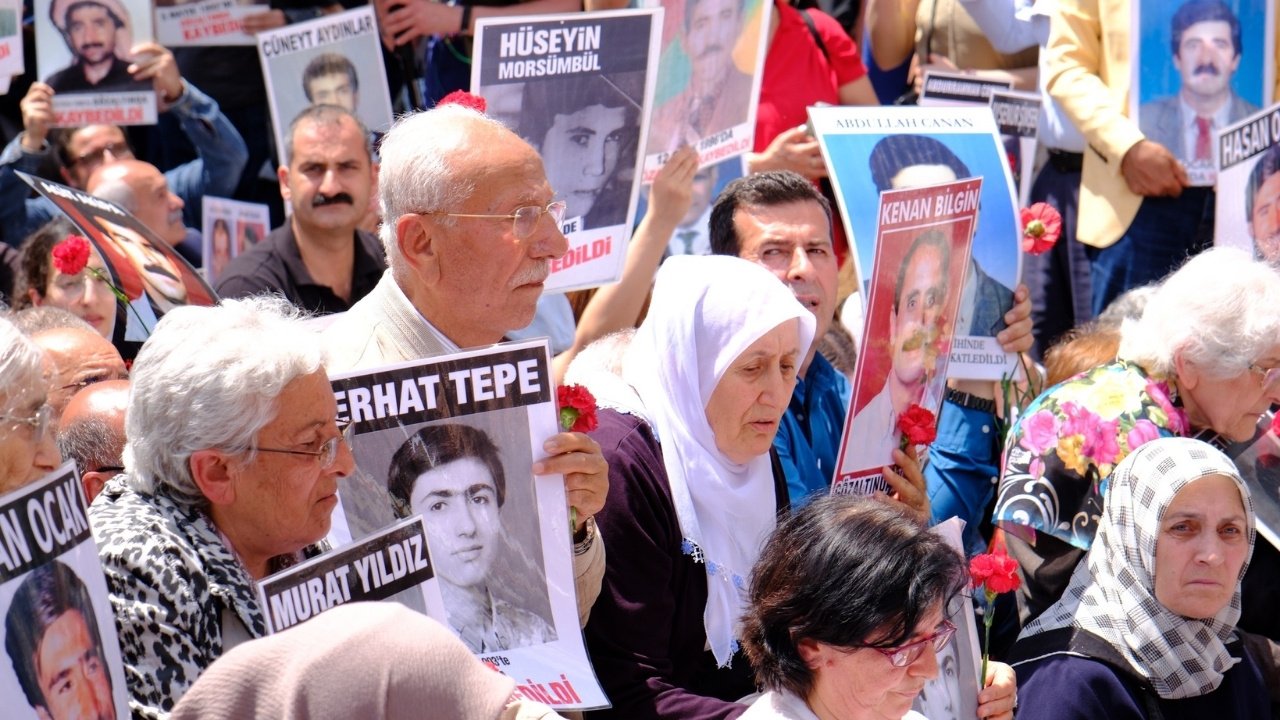 32 yıl katilini aradığı oğlunun yanına defnedildi