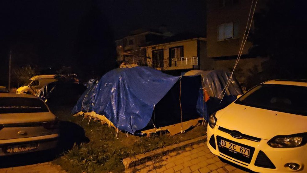 Balıkesir Sındırgı yine sallandı: Geceyi dışarda geçirdiler