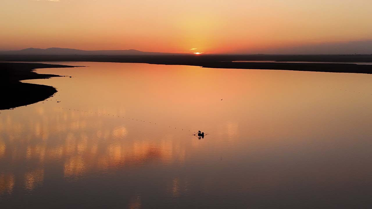 Diyarbakır Devegeçidi Çayı’nda günbatımında av