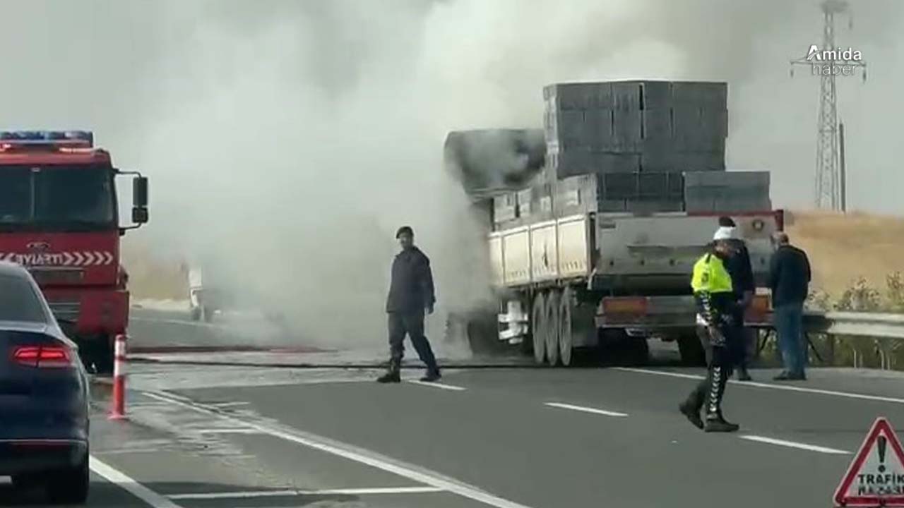 Elazığ’da alev alan tır, söndürüldü