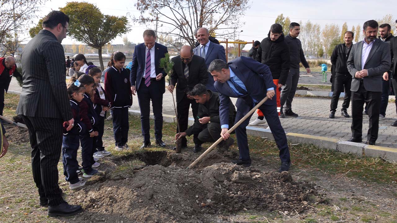 Muş'ta 3 bin fidan toprakla buluştu