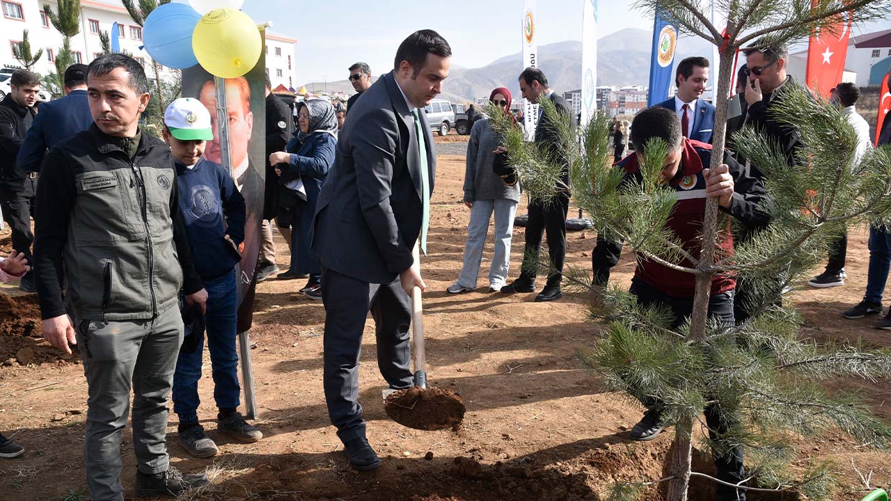 Bitlis’te 2 bin 500 fidan toprakla buluştu