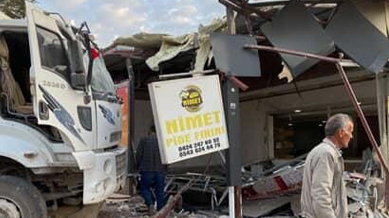 Elazığ’da freni patlayan kamyon ekmek fırınına daldı