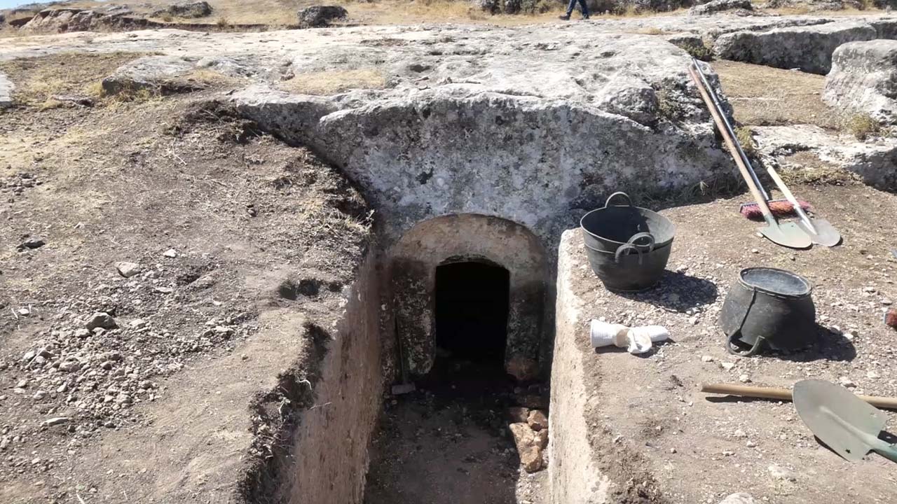 Adıyaman'da 1800 yıllık oda mezarı bulundu