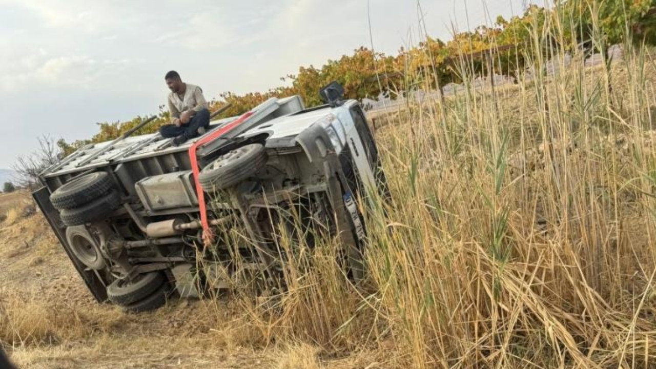 Batman’da 5 kişinin içinde olduğu kamyonet devrildi