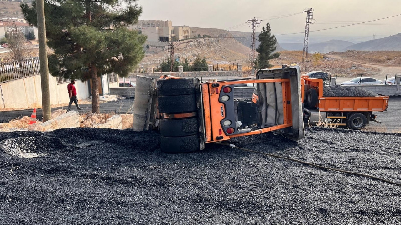 Mardin’de kaza: İş makinesi devrildi