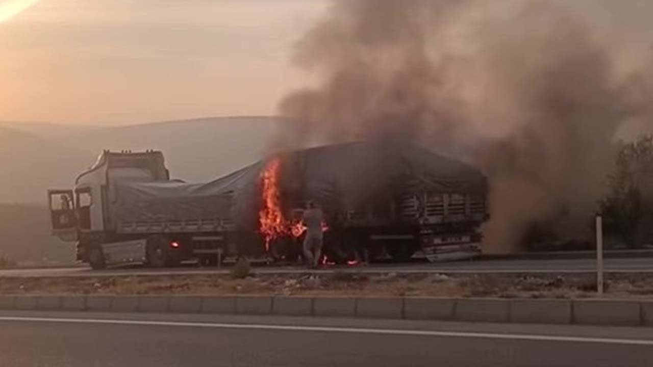 Mersin'de seyir halindeki tır alev aldı