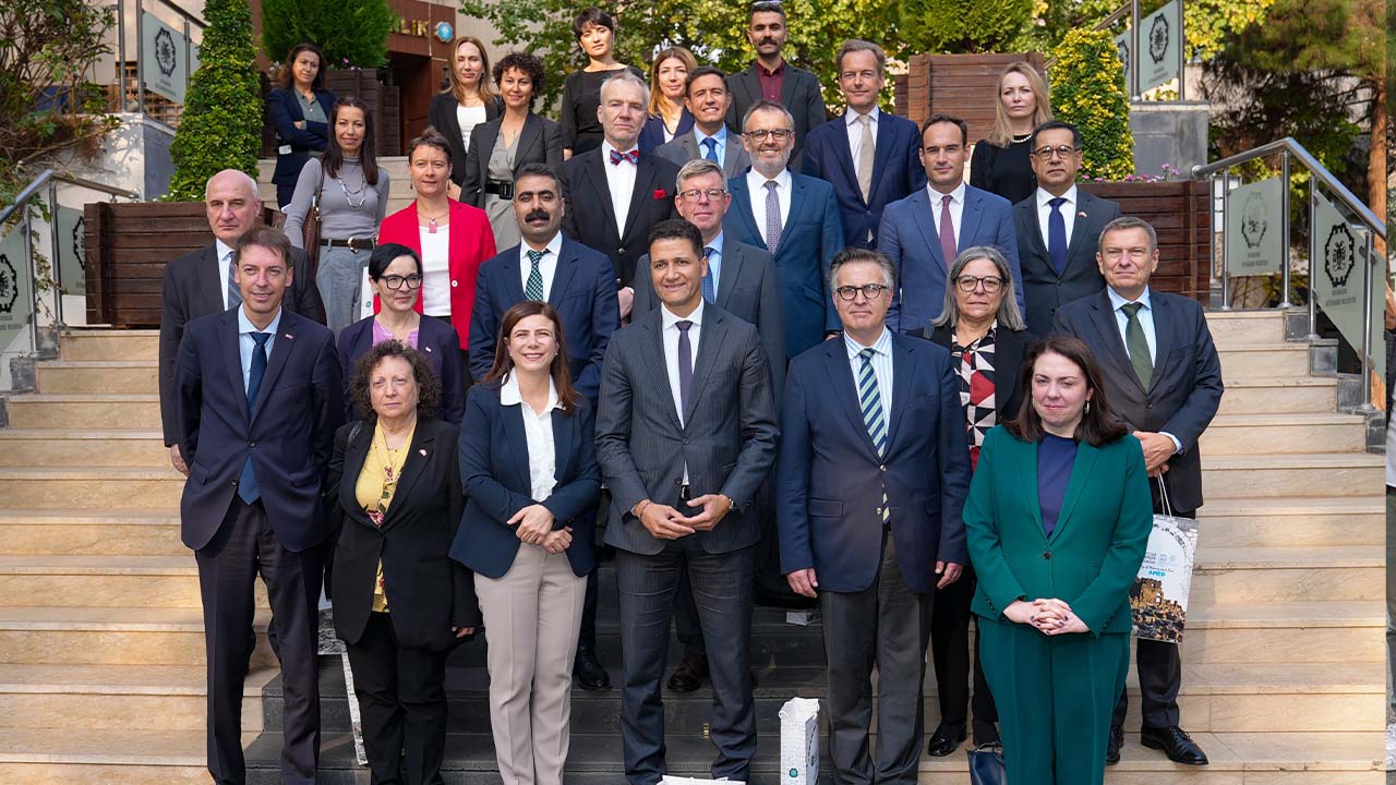 17 AB elçisi Diyarbakır Büyükşehir’i ziyaret etti