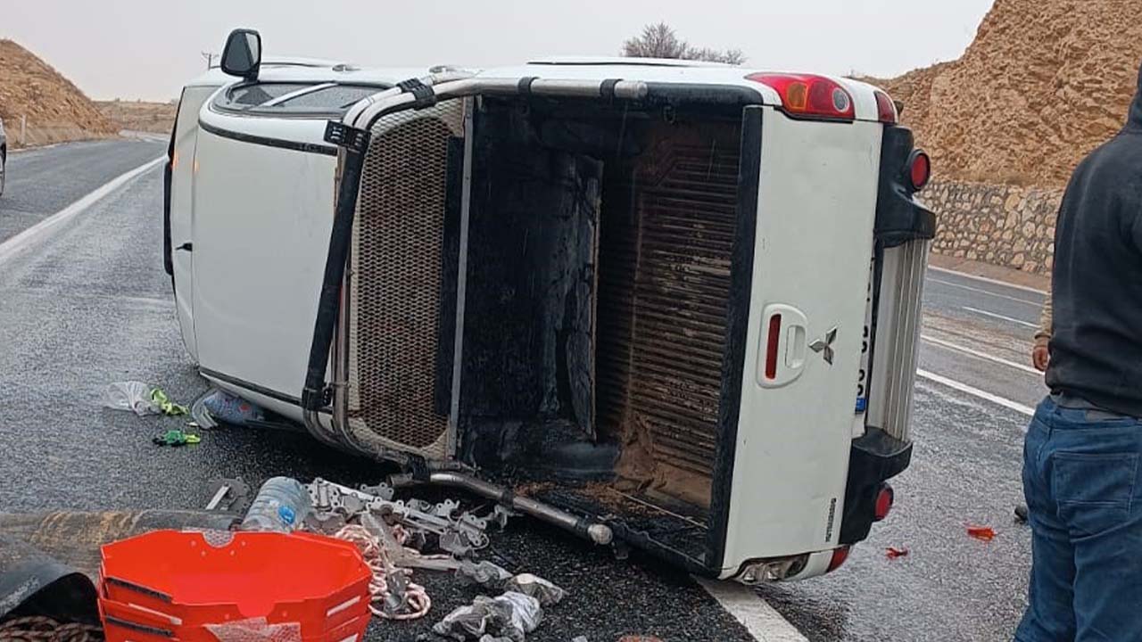 Elazığ’da kamyonet devrildi