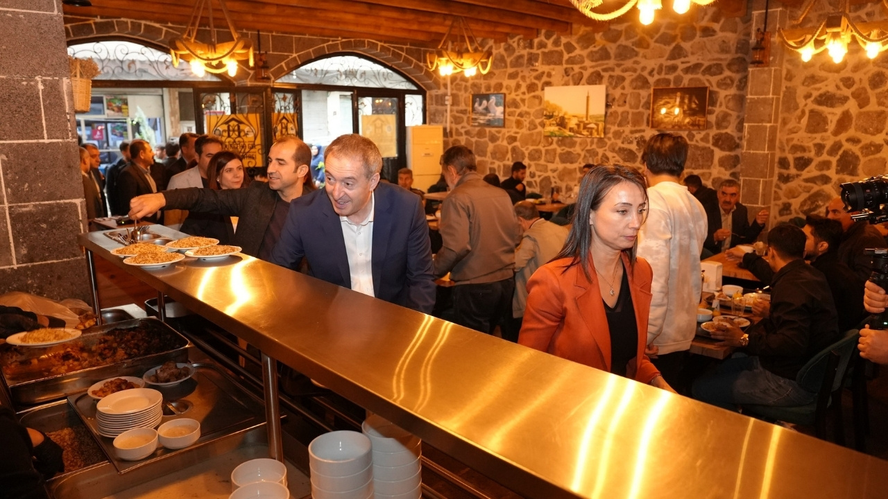 DEM Partili liderler Halk Lokantasında