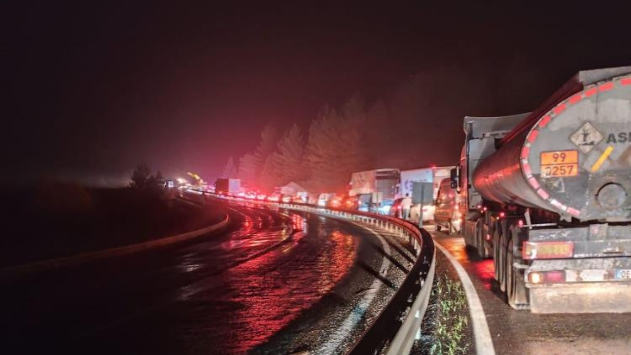 Elazığ-Diyarbakır yolunda kilometrelerce araç kuyruğu oluştu