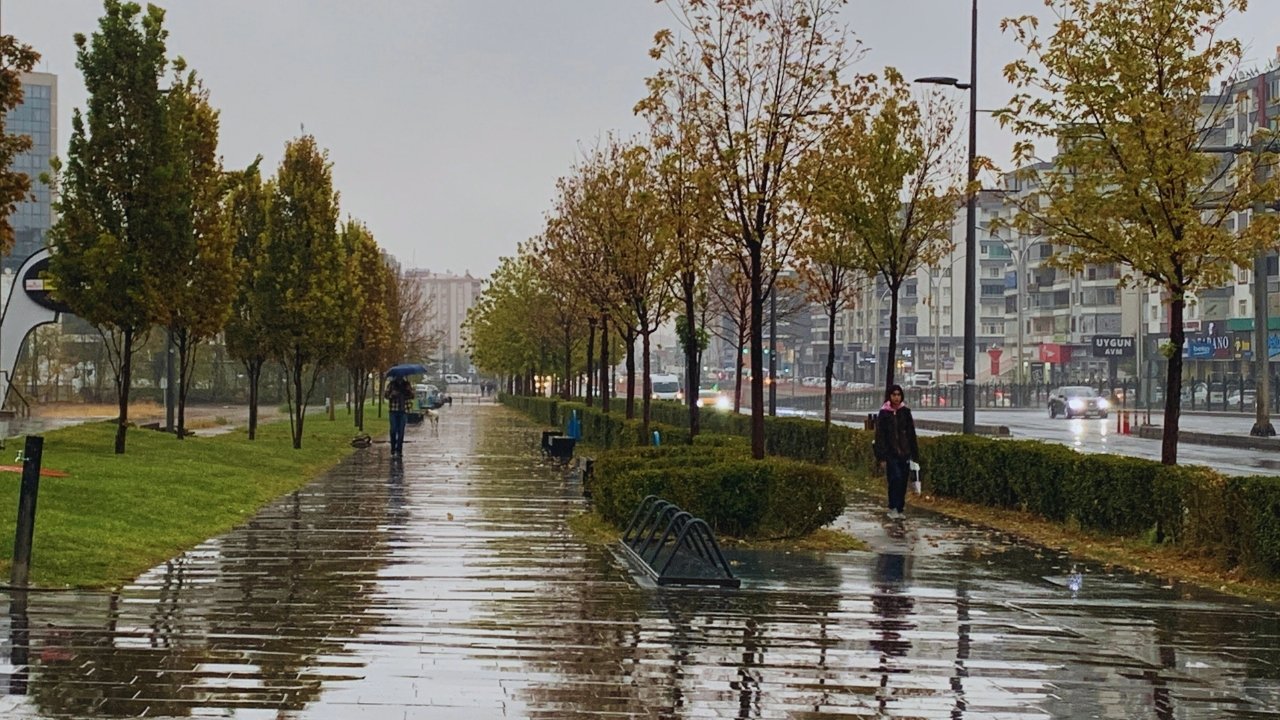 Diyarbakır yağmura uyandı: Sıcaklık düştü