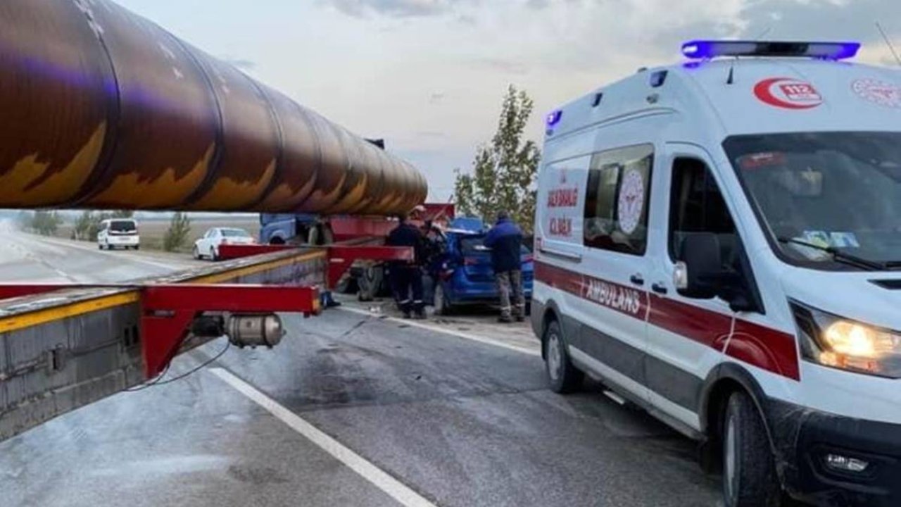 Demir boru yüklü tır, otomobile çarptı: 2 yaralı