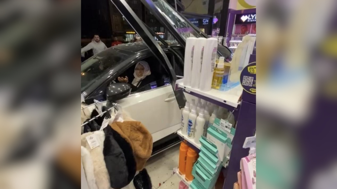 Diyarbakır’da otomobil mağazaya daldı