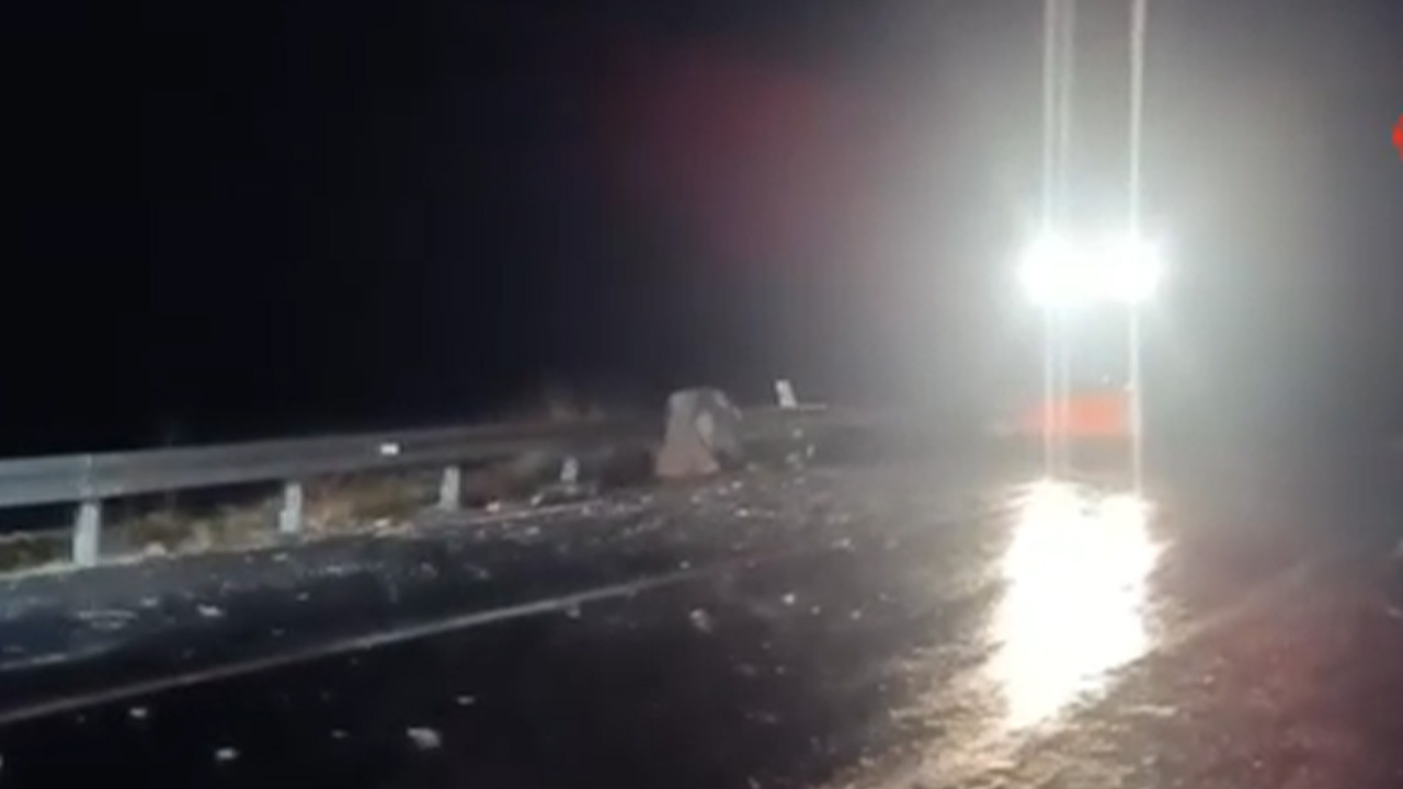 Şırnak'ta dağdan kopan dev kaya parçaları yolu trafiğe kapattı