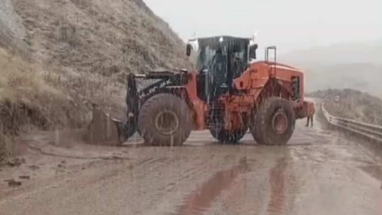 Yüksekova-Van kara yolunda heyelan