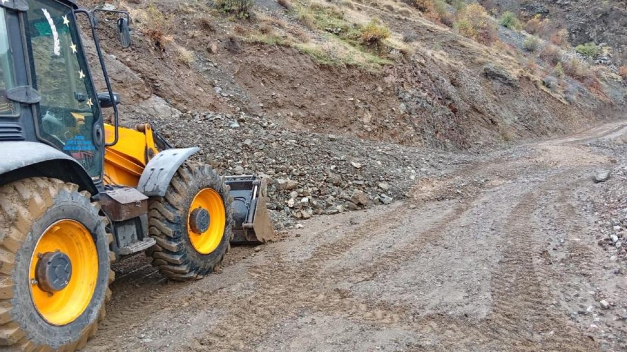 Siirt’te heyelan nedeniyle kapanan yol açıldı